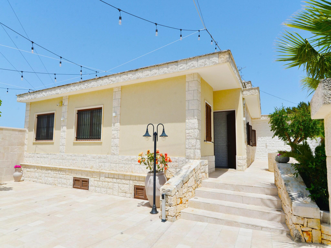 Others 3, Villa in Apulia with Pool and Barbecue, Bari