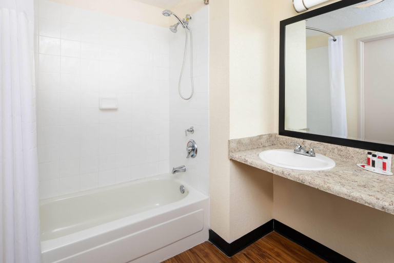 Bathroom 5, Days Inn by Wyndham Macon I-75 North, Bibb