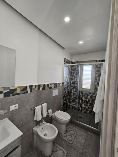 Bathroom 5, Flowers Apartments, Palermo