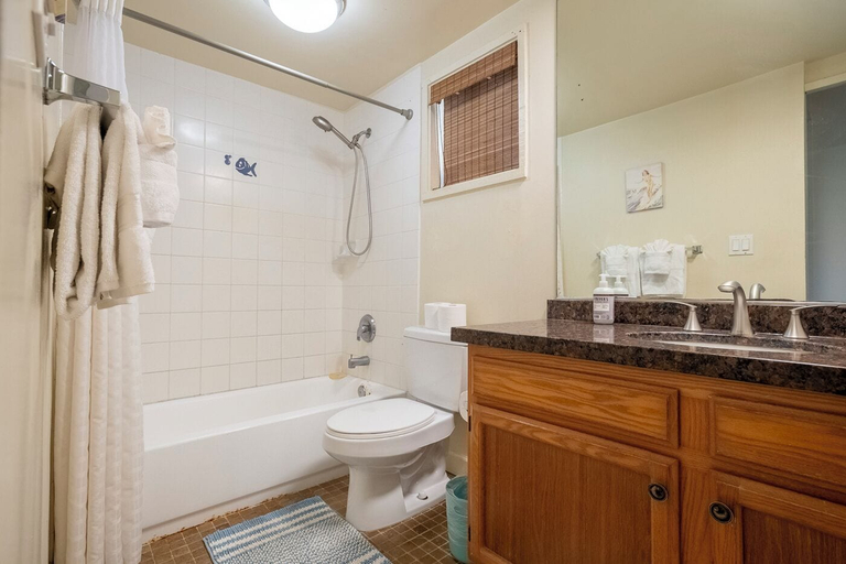 Bathroom, Sealodge B4, Kauai