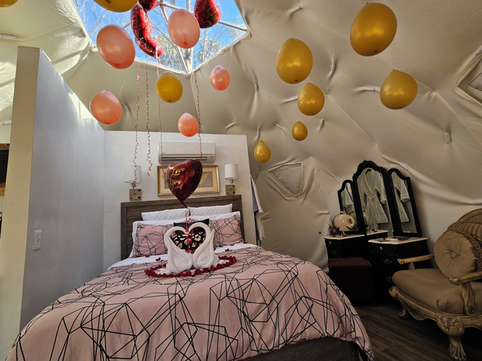 Bedroom 1, The Glamp Inn, Lincoln