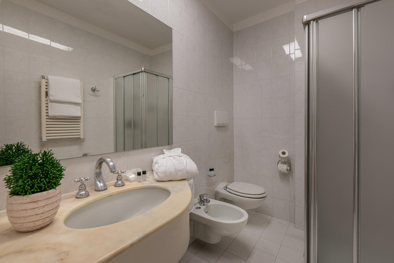 Bathroom 5, Hotel Polo, Rimini