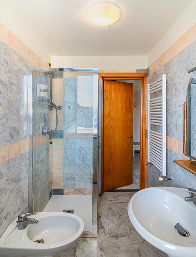 Bathroom 5, Hotel Mariotti, Lucca