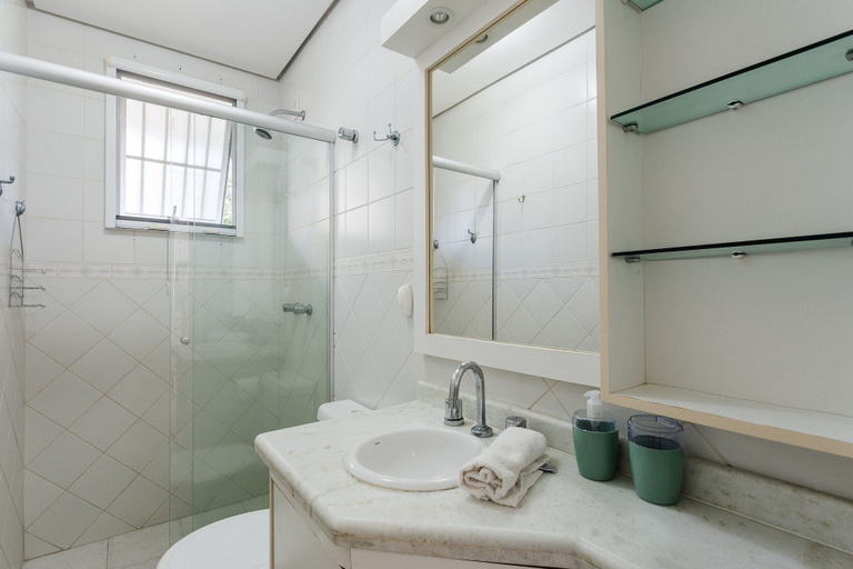 Bathroom 4, Apto espaçoso com piscina 750m da praia | CHR025, Florianopolis