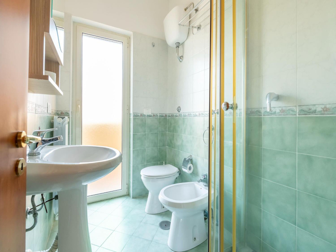 Bathroom 4, Villa Steps from the Beach, Salerno