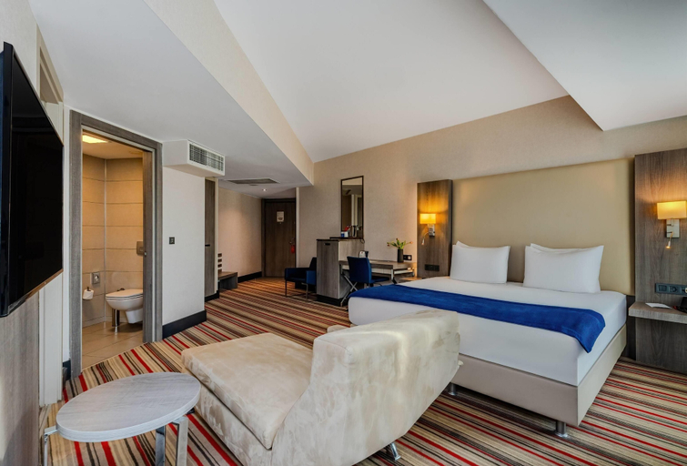 Bedroom 3, Ramada Plaza by Wyndham Izmir, Konak