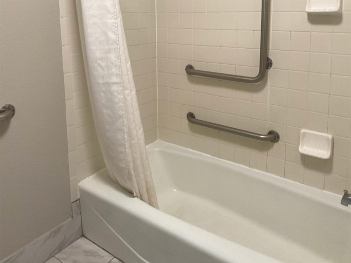 Bathroom 4, Motel 6 Baton Rouge, LA - East - I-12, East Baton Rouge