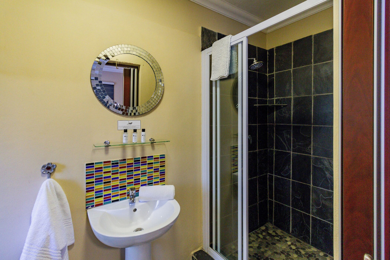 Bathroom 3, Pumleni Guesthouse, Bojanala