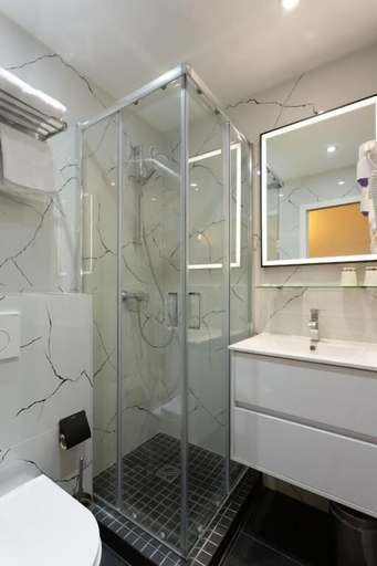 Bathroom 5, Hôtel Léonard de Vinci, Paris
