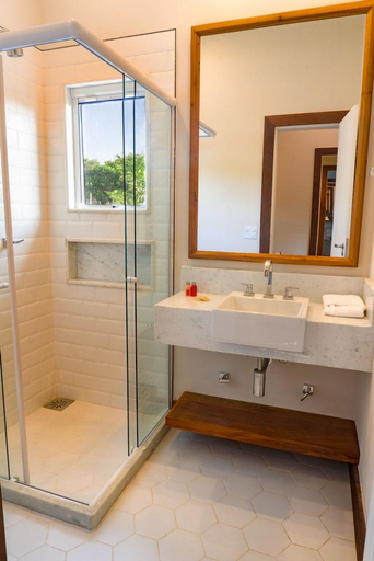 Bathroom 3, Apa Pau Brasil, Armação dos Búzios