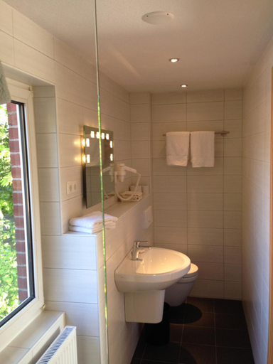 Bathroom 4, Neumanns Waldschv§nke, Heidekreis