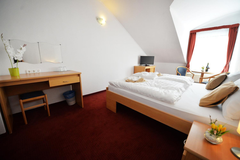 Bedroom 3, Panorama Hotel Noszvaj, Eger