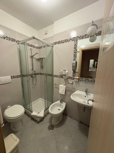 Bathroom 4, Hotel Elide, Roma
