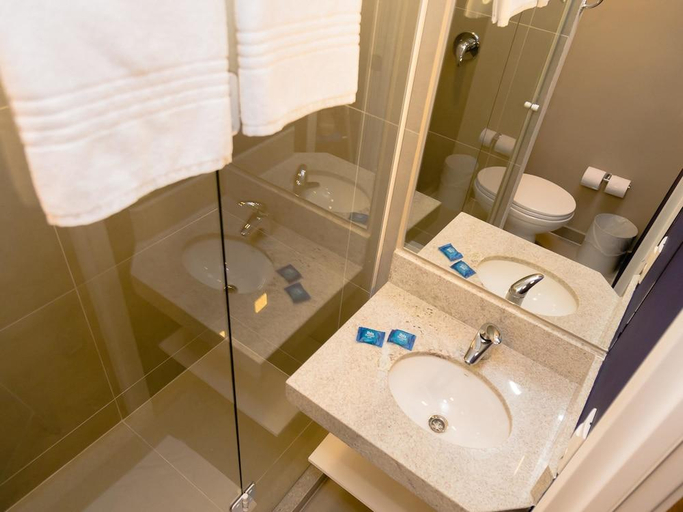 Bathroom 4, Ibis Budget Lorena, Lorena