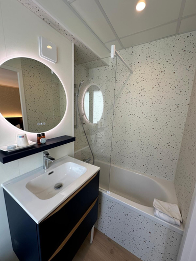 Bathroom 5, Opera Deauville Hotel, Paris