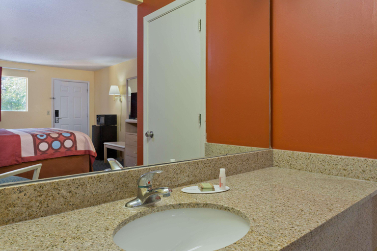 Bathroom 5, Super 8 by Wyndham Chipley, Washington