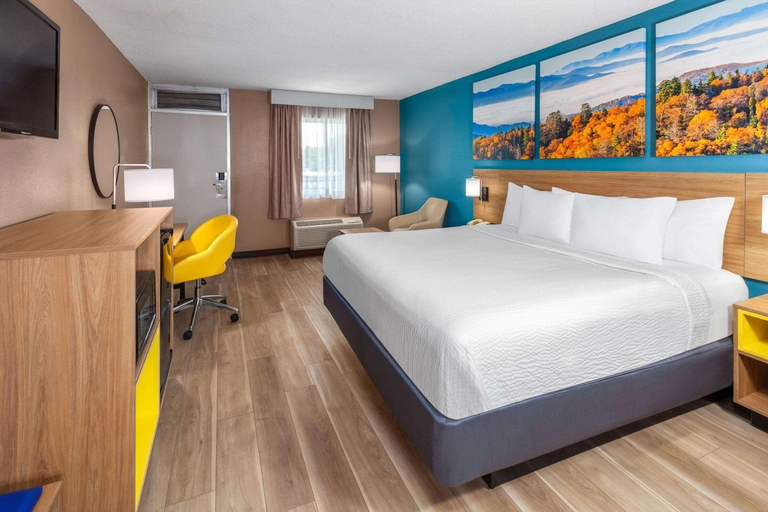 Bedroom 3, Days Inn by Wyndham Shelby, Cleveland