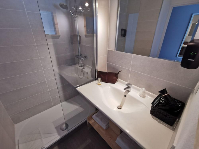 Bathroom 4, Hotel Ambotel, Ain