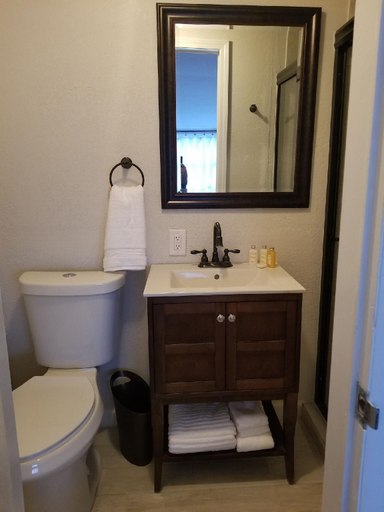 Bathroom 3, Lily Creek Lodge, Lumpkin