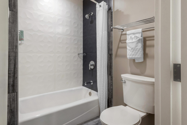 Bathroom 4, SureStay Plus by Best Western Santa Clara Silicon Valley, Santa Clara
