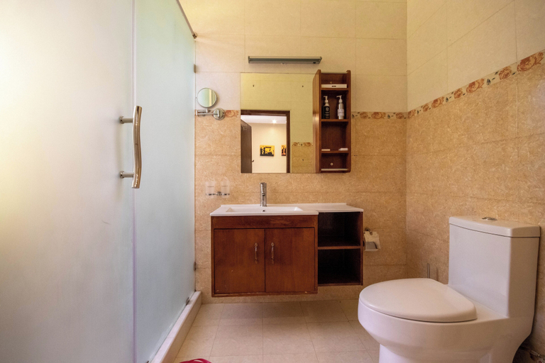 Bathroom 4, Falcon Heights Hotel, Laikipia East
