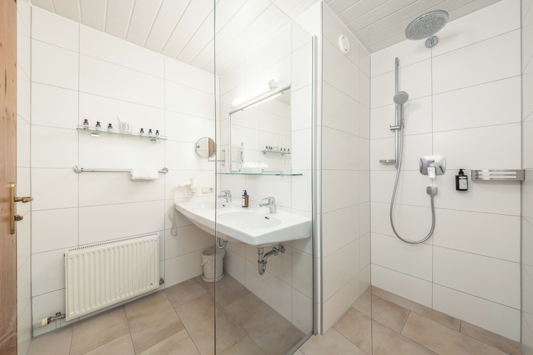 Bathroom 3, Alpenhotel Tirolerhof, Schwaz