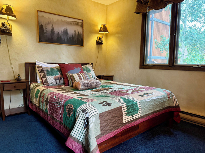 Bedroom 3, Four O'clock Lodge B14, Summit