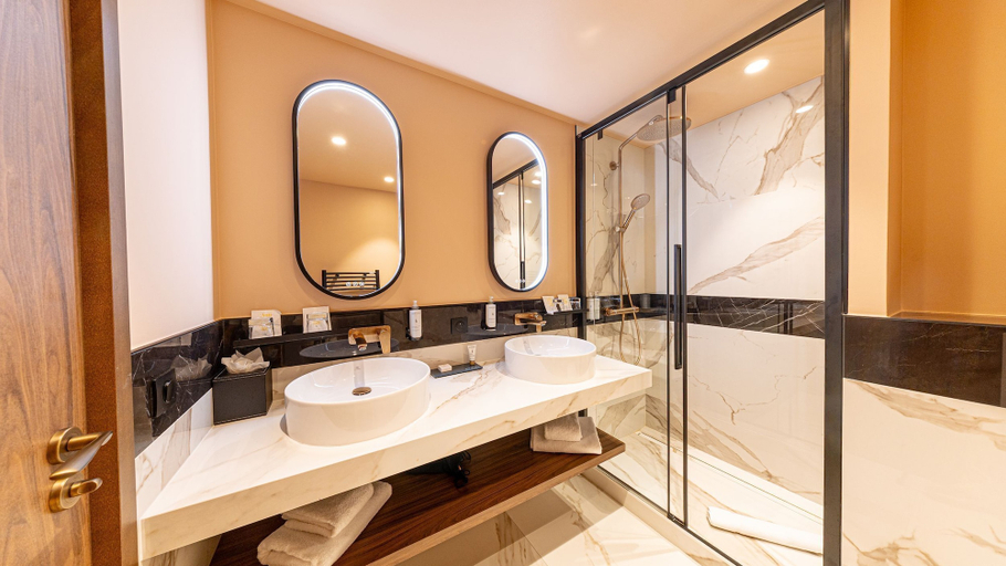 Bathroom 5, Riviera – Hotel, Restaurant & Spa (formerly Golden Tulip Aix les Bains), Savoie