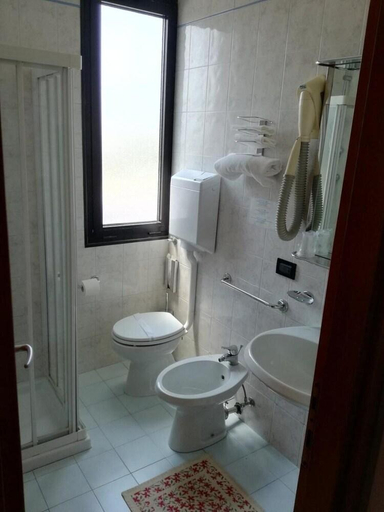 Bathroom 4, Hotel Maritan, Padua