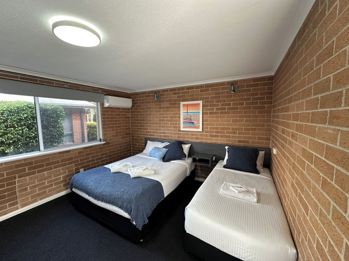Bedroom 2, The Oaks Hotel Motel, Shellharbour