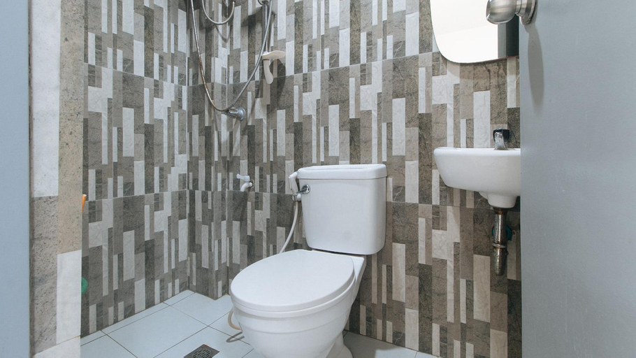 Bathroom 3, RedDoorz At Fat J Apartelle Mactan, Lapu-Lapu City