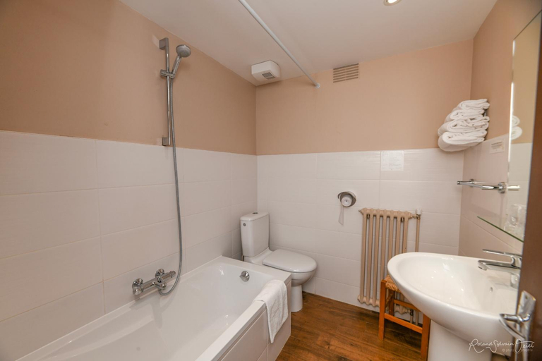 Bathroom 3, Logis Hotel La Chaumiere, Vendée