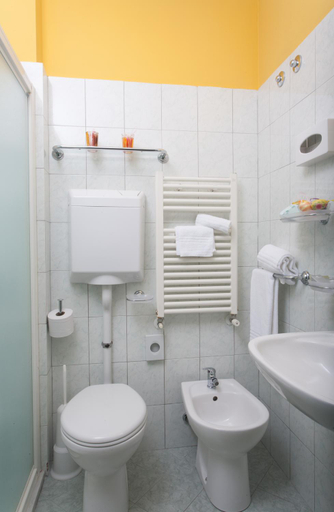 Bathroom 5, Hotel Bahama, Rimini
