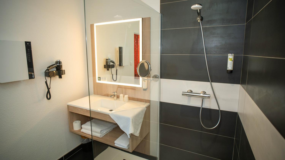 Bathroom 5, Logis Hotel de L'ile Restaurant La Romantica, Meurthe-et-Moselle