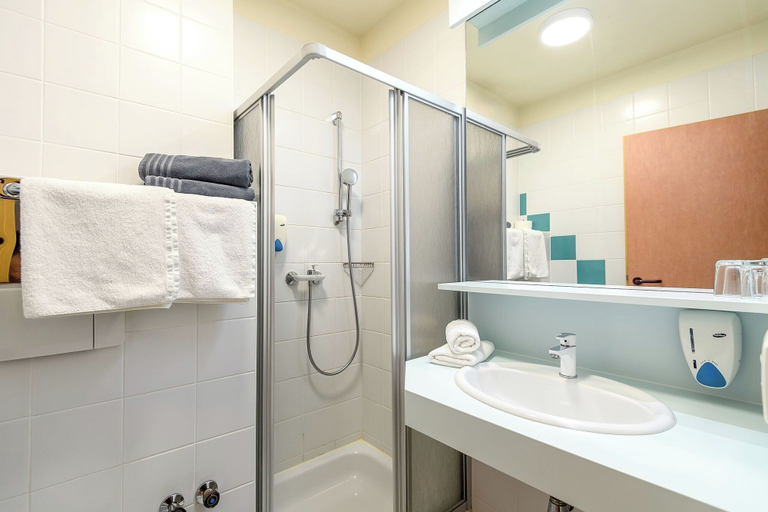 Bathroom 5, Vital Hotel Krainz mit Nebenhaus Familien Hotel, Jennersdorf