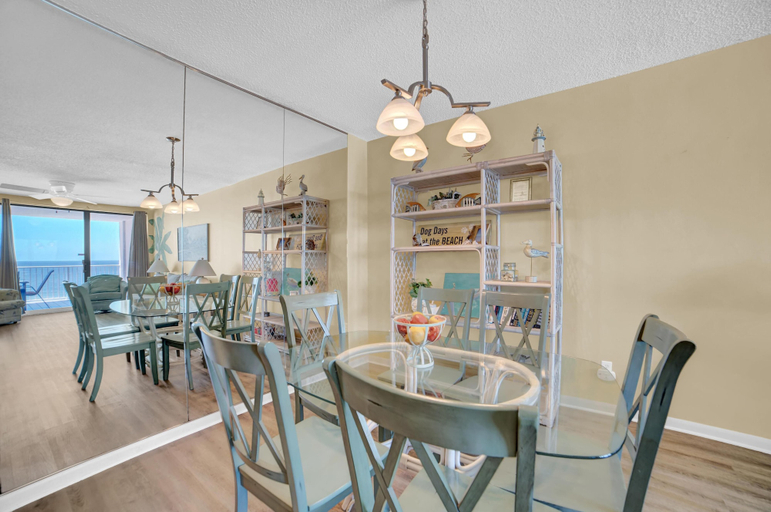 Food & Drinks, Pelican Pointe 805, Baldwin