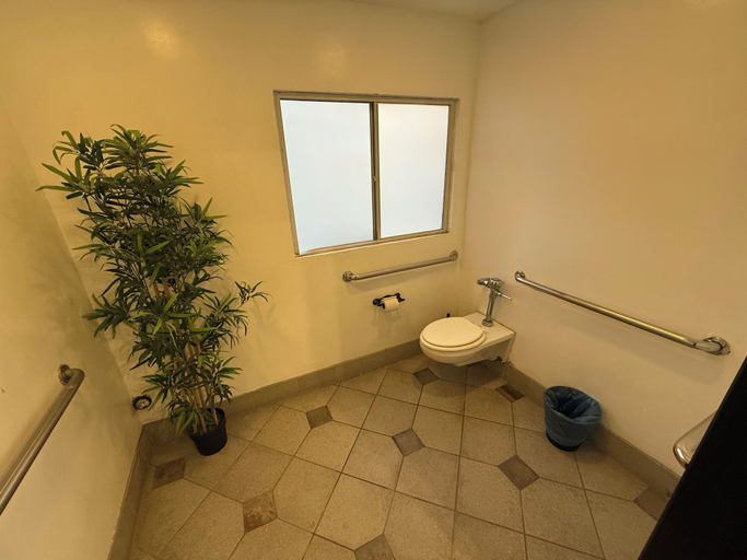 Bathroom 5, Culver City Hostel, Los Angeles