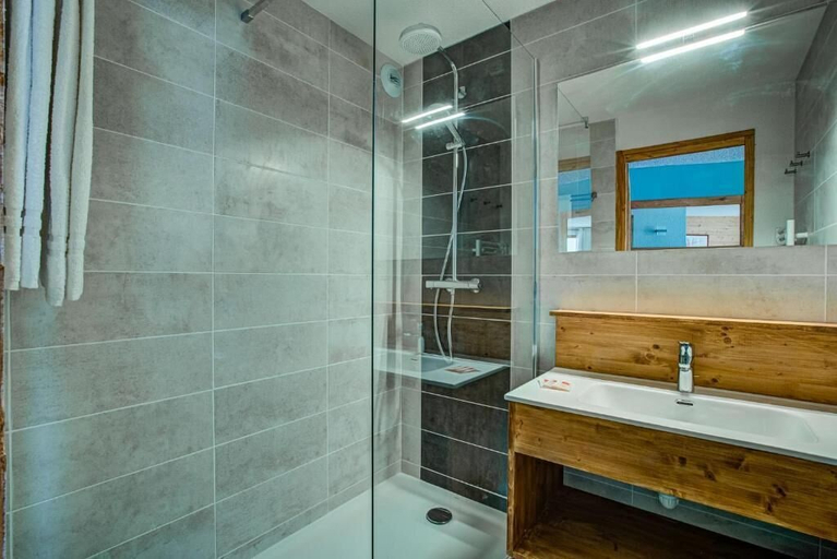 Bathroom 3, Hôtel Le Montana, Savoie