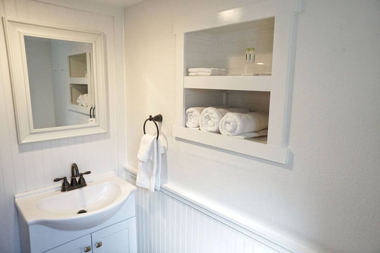 Room 5, Fox Den Suite in Shaver Lake, Fresno