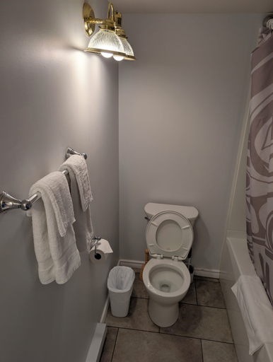 Bathroom 3, Gordie's Inn & Suites, Mount Waddington