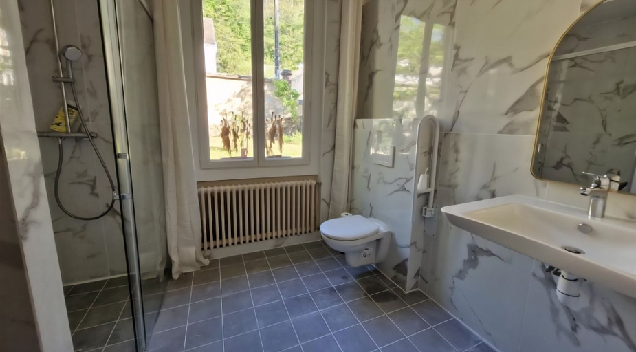 Bathroom 5, Merlin Cottage, Seine-et-Marne