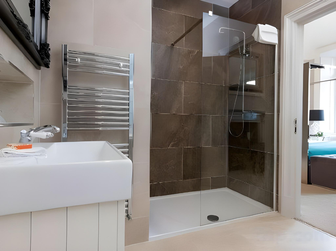 Bathroom 4, Kilkenny Hibernian Hotel