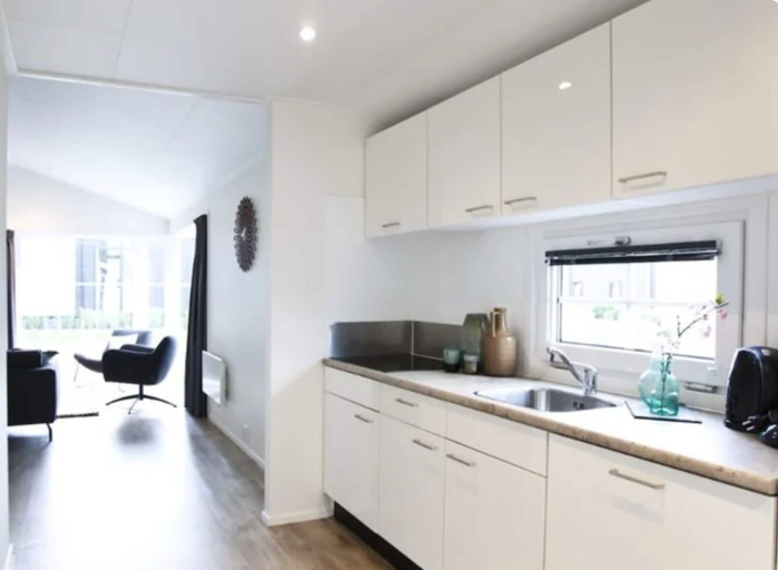 Private kitchen 4, Nice Chalet in a Holiday Park, Arnhem