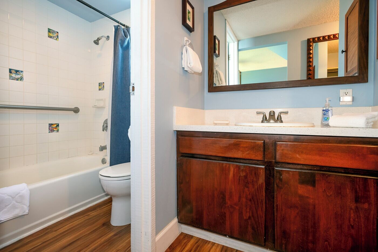Bathroom, Sealodge D7, Kauai
