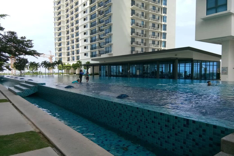 Indoor/outdoor pool 2, Trefoil @ Setia City Condotel, Shah Alam