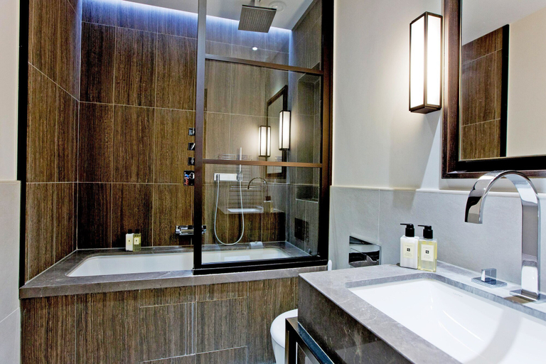 Bathroom, 2-bed Executive Apt 620, London