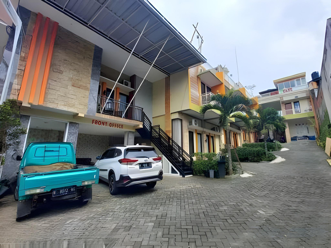 Exterior & Views, Palem Asri Guest house Syariah, Malang