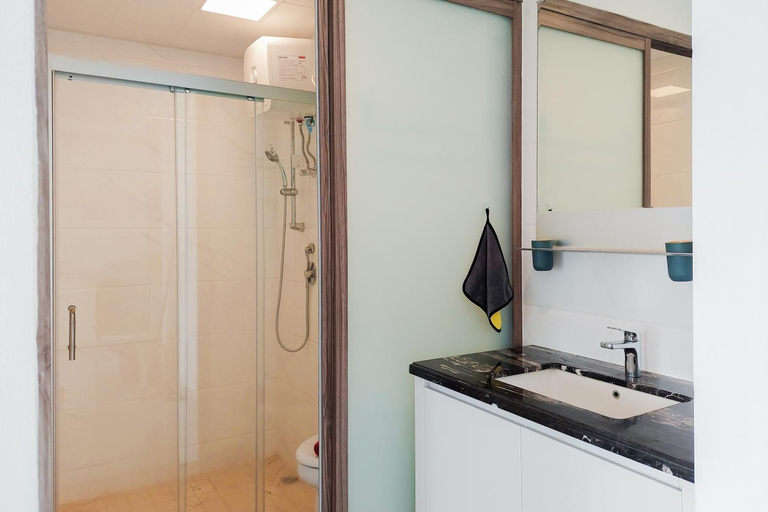 Bathroom 3, Elegant and Strategic 2BR Sky House BSD Apartment By Travelio, Tangerang Selatan