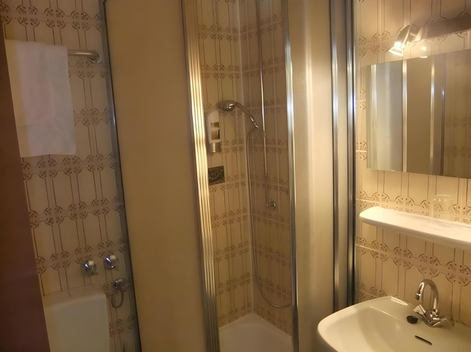 Bathroom 5, Hotel Royal Hanau, Main-Kinzig-Kreis