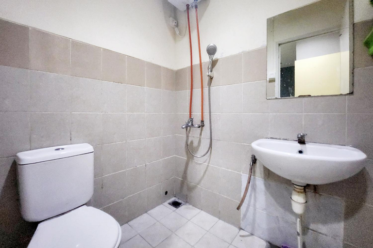 Bathroom 4, RedDoorz Premium near Imperium Superblok, Batam